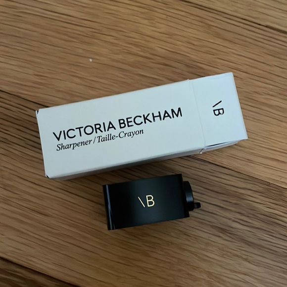 ⭐️ 5 for $20 - 2 Brand New Victoria Beckham Beauty Lip/Eye Liner Sharpeners - Picture 2 of 5